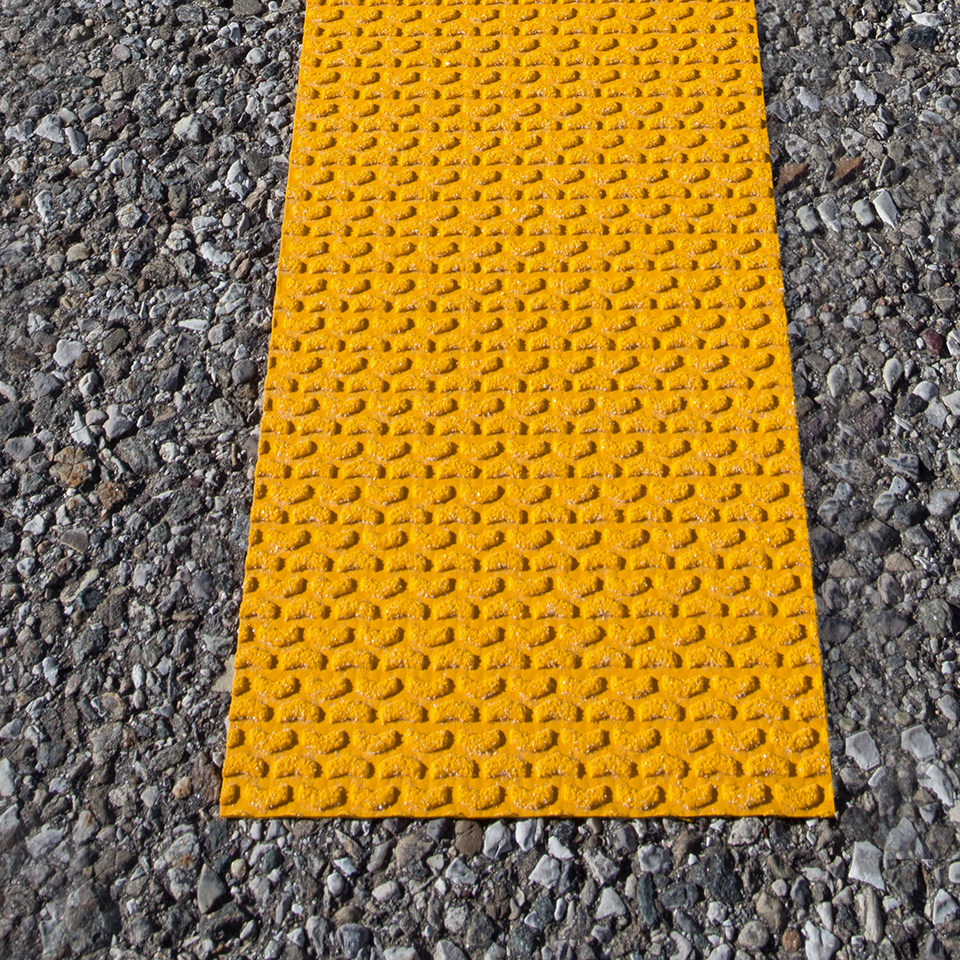任何道路的临时路面标志胶带。