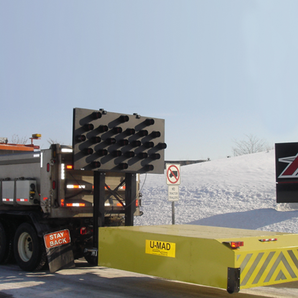 Protection d’atténuateur de choc monté sur camion (TMA) dans une conception réutilisable.