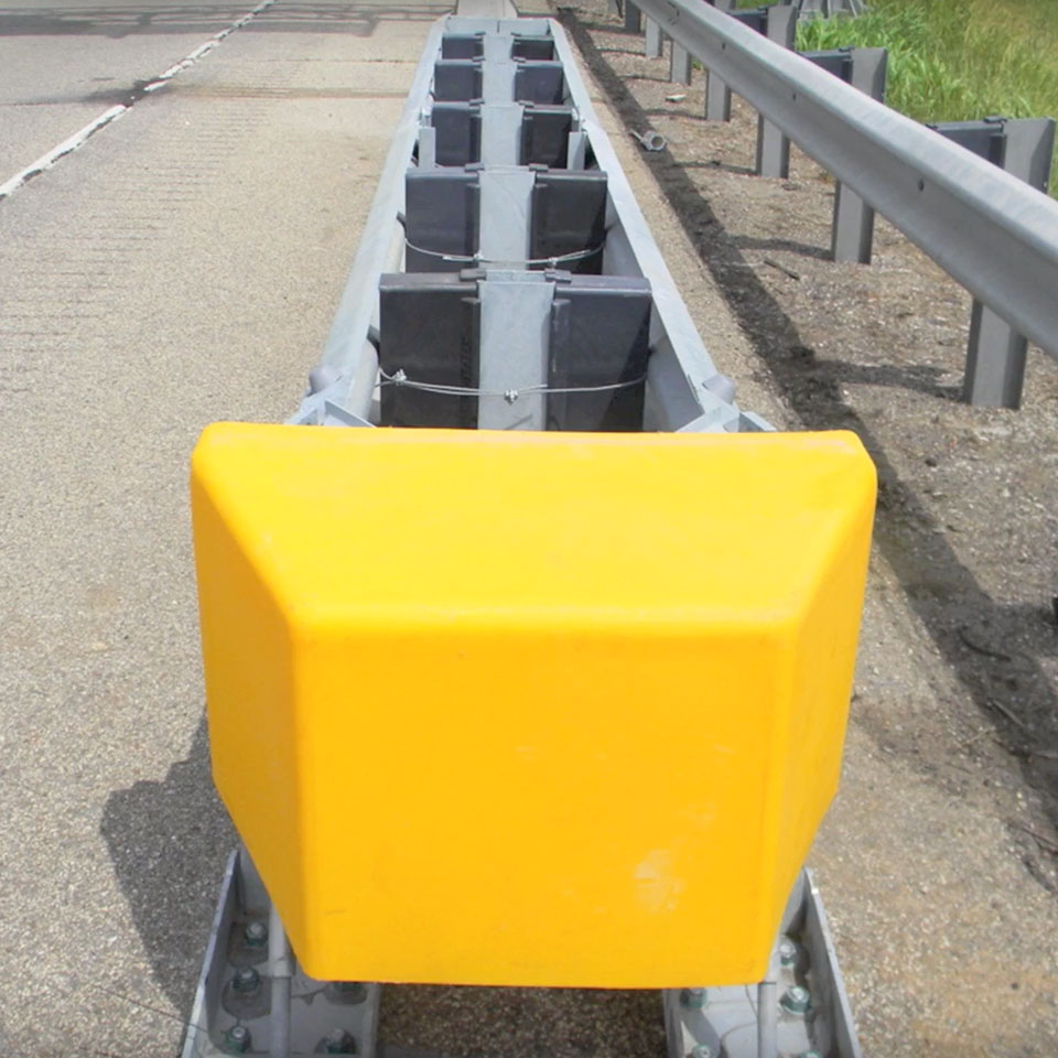 Система изменения направления движения транспортных средств без использования воротных устройств, предназначенная для использования в качестве щита для источников опасности на обочинах дорог.