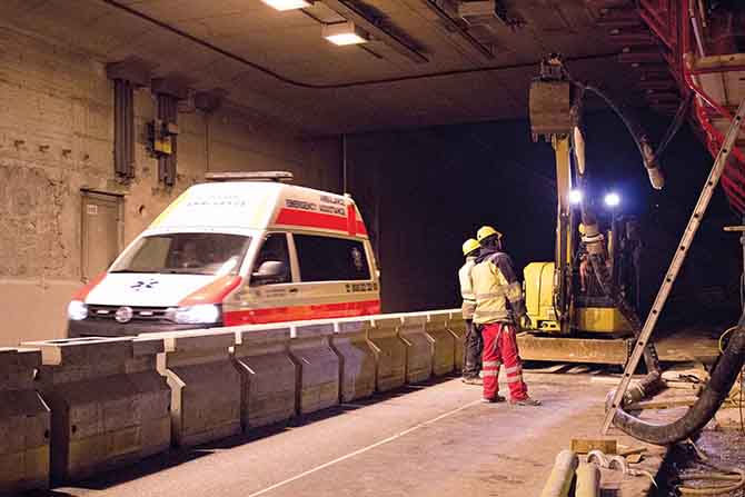 Lindsay Transport’s Road Zipper at Hirschstetten and Stadlau Tunnels - World Highways Article